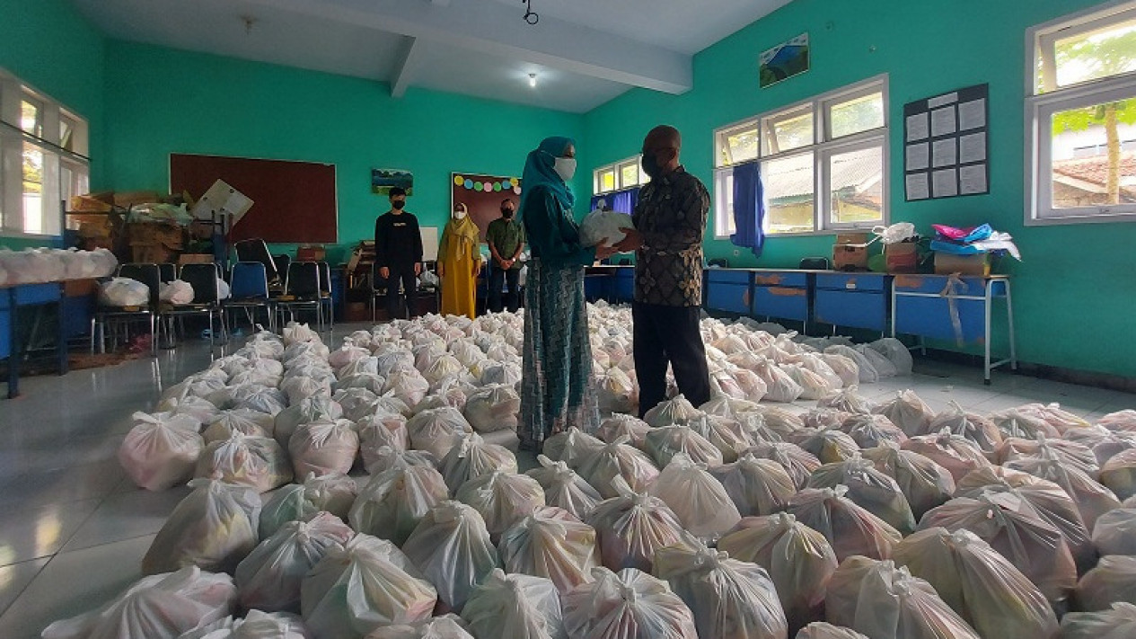 Siswa SMP Di Ciamis Bagikan Paket Sembako untuk Anak Yatim
            - galeri foto