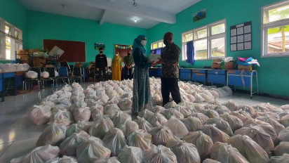 Siswa SMP Di Ciamis Bagikan Paket Sembako untuk Anak Yatim