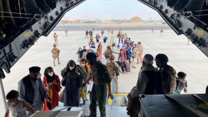 NATO: Kurang Lebih 18 Ribu Orang Dievakuasi dari Bandara Kabul