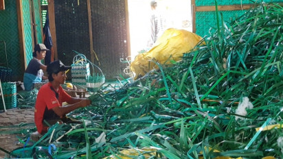 Pengrajin Anyaman Limbah Tali Plastik  Bangkit dari Keterpurukan Akibat Pandemi