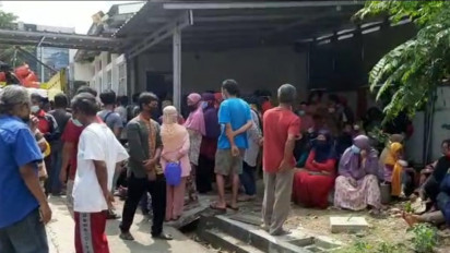 Antre Bansos Beras, Ratusan Warga Banjar Berdesak-desakan Abaikan Prokes