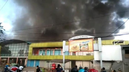 23 Mobil Damkar Padamkan Kebakaran Pasar Kembang Surabaya