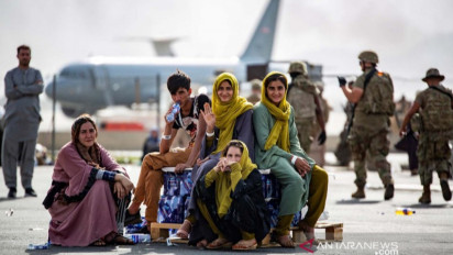 Kabur dari Taliban, Perempuan Afghanistan Melahirkan di Pesawat Militer AS
