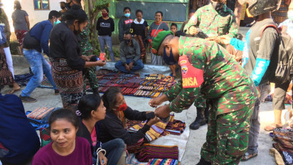 Pedagang di Pasar Tradisional Sikka Banyak Tak Bermasker
