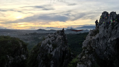 Gak Usah Jauh-Jauh, Puncak Tebing Gunung Hawu Mirip Natural Bridge di Virginia
