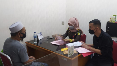 Tersangka Hoaks "Babi Ngepet" Diserahkan Ke Kejari Depok