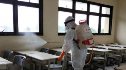 Jelang PTM Terbatas, Dinas Gulkarmat Jakarta Semprot Disinfektan Sejumlah Sekolah