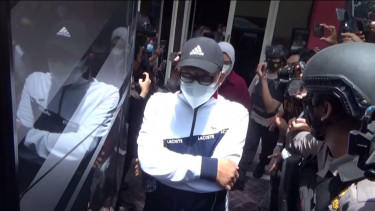 Puput Tantriana dan Suaminya Kenakan Ini Saat Dibawa ke Jakarta