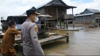 Warga Enggan Mengungsi Meski Banjir Makin Parah, Polisi Turun Tangan