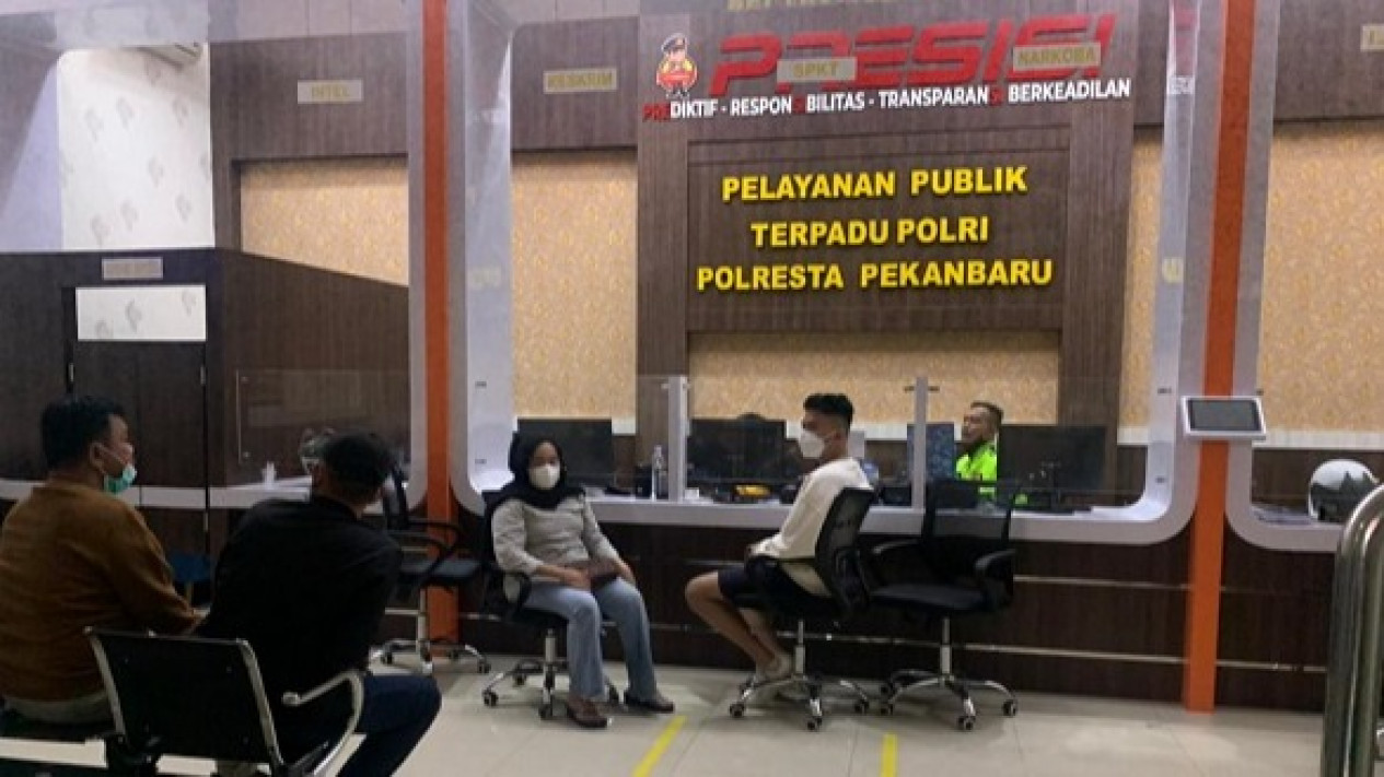 Anggota DPRD Kota Pekanbaru Diserang Warga, Anak Terkena Sabetan Senjata Tajam 
            - galeri foto