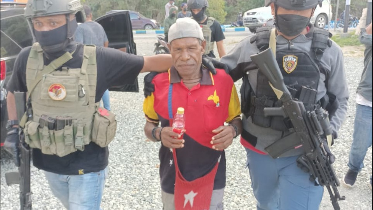 Satgas Nemangkawi Temukan Simpanan Senjata KKB
            - galeri foto