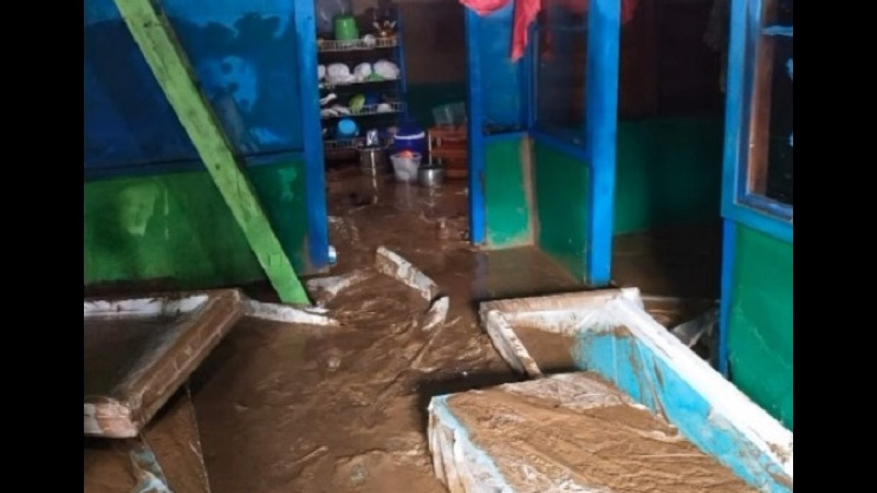 Banjir Bandang Di Pekanbaru Menyapu Puluhan Rumah Warga
            - galeri foto