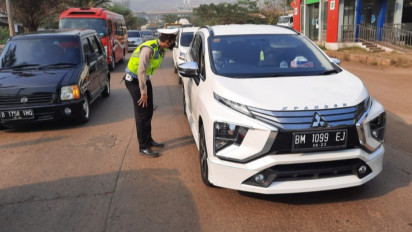 Polda Banten Sekat Kendaraan Menuju Pantai Anyer