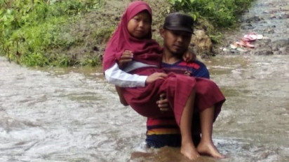 Hari Pertama PTM, Siswa di Polman Dihadang Luapan Air Sungai