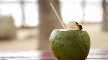 Minum Air Kelapa Dapat Hilangkan Efek Vaksin? Ini Faktanya