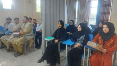 Taliban Berkuasa, di Dalam Kelas Pria & Wanita dipisahkan Oleh Tirai