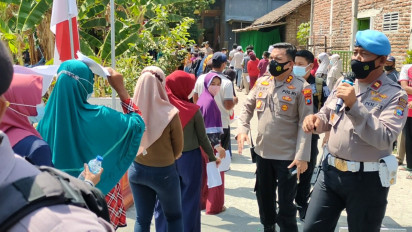 Polisi Bubarkan Antrean Vaksinasi Covid-19 di Ponpes Mekar Agung, Kab. Madiun, Jawa Timur