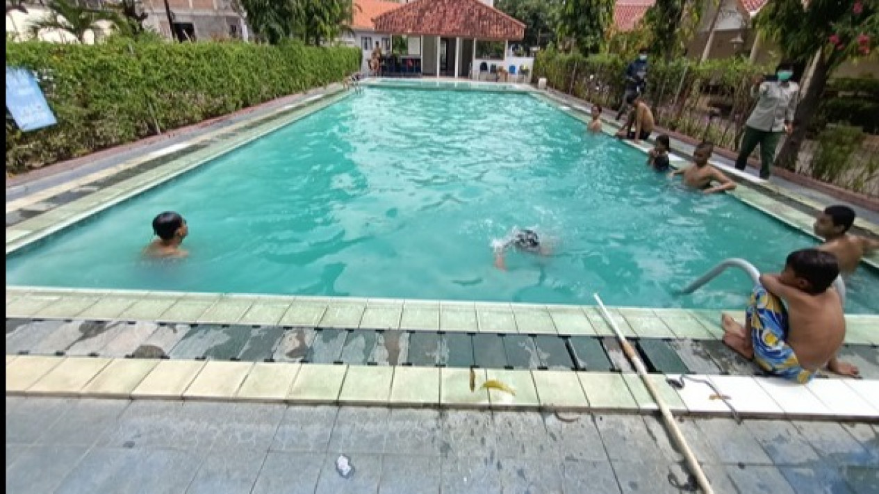 Miris! Atlet Renang Penyandang Disabilitas di Indramayu Berlatih di Kolam Renang Umum
            - galeri foto