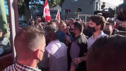 Perdana Menteri Kanada Dilempari Batu