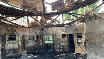 Keluarga Napi Lapas Tangerang Mulai Berdatangan