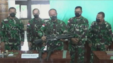 TNI Sergap Dua Anggota KKB Saat Angkut Senjata