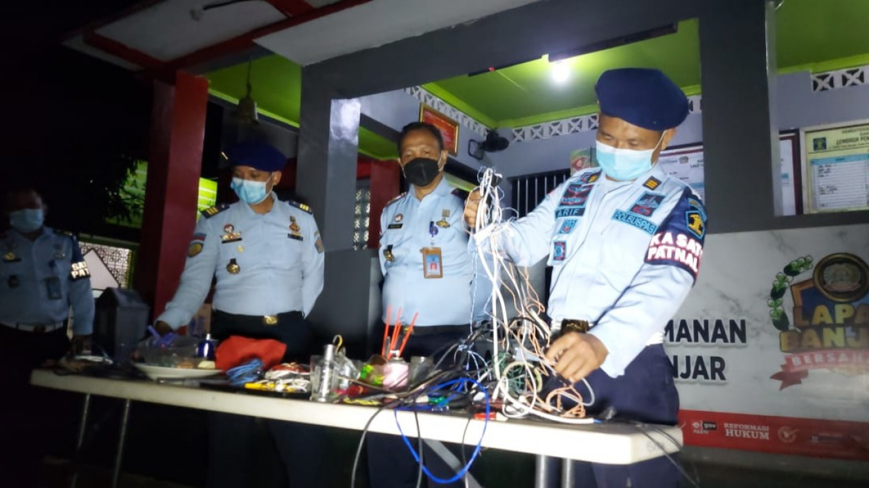 Lapas Kota Banjar Digeledah, Petugas Temukan Senjata Tajam
            - galeri foto