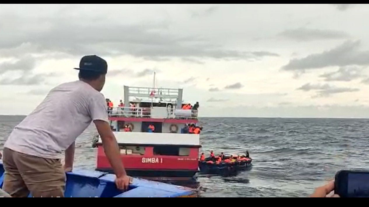 Patah Kemudi, Ratusan Penumpang KM Simba 1 Berhasil Dievakuasi Tim SAR Gabungan
            - galeri foto
