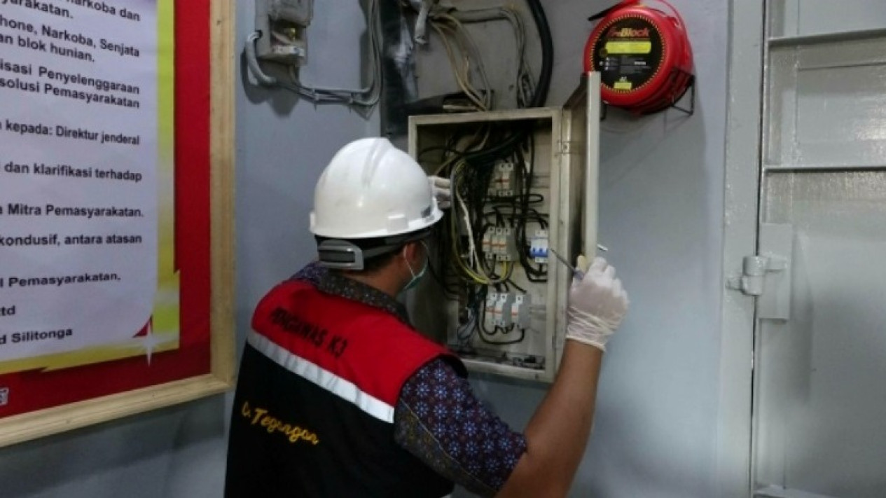 Cegah Kebakaran Petugas Periksa Instalasi Listrik di Lapas Klas IIA Sibolga, Sumatera Utara
            - galeri foto