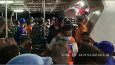 KRI Albakora-867  Berhasil Evakuasi 115 Penumpang & ABK KM Simba 1 yang Alami Kerusakan  di Maluku Utara