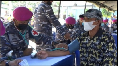 Koorps Marinir TNI-AL Surabaya Gelar Serbuan Vaksin Covid-19 di Pondok Pesantren Wisma Wisnu Madiun