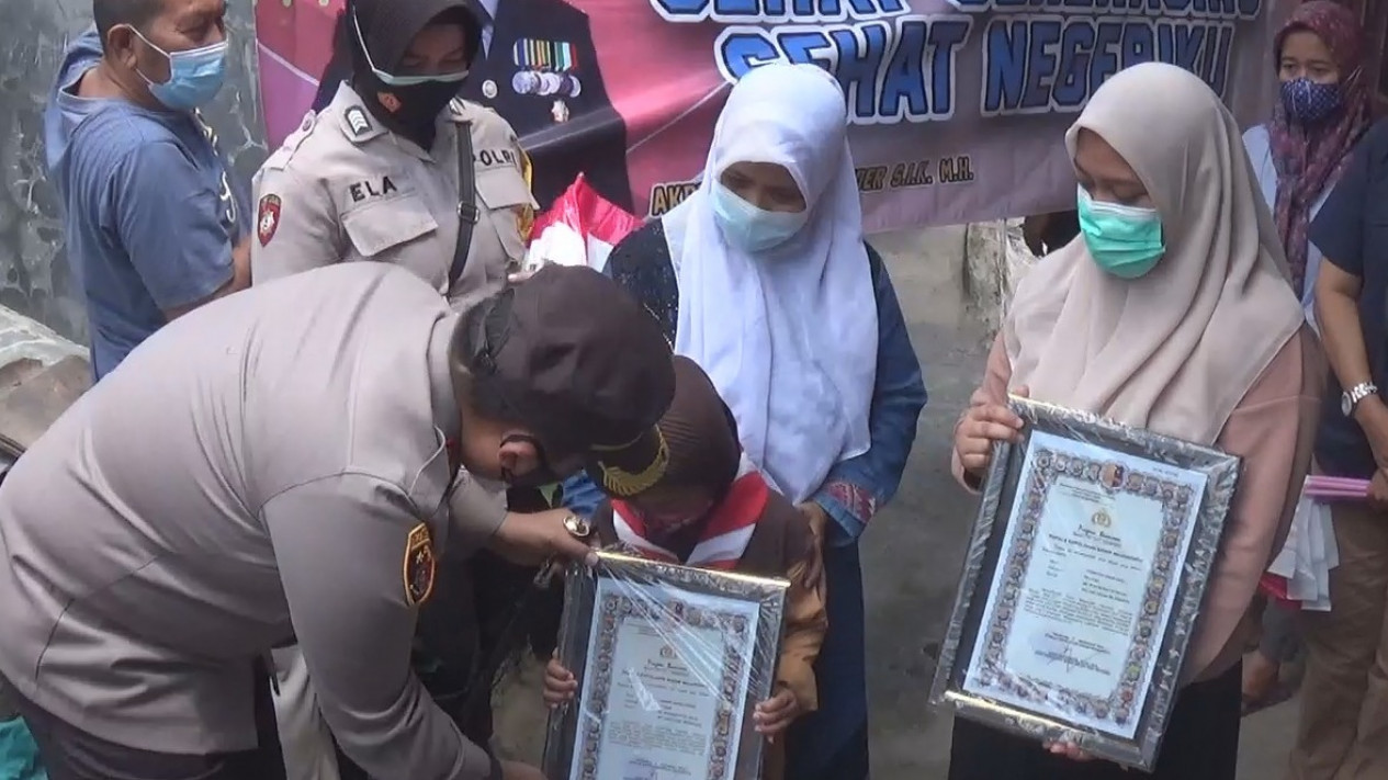 Ratusan Anak Yatim Korban Covid-19 Dapat Beasiswa dan Jaminan Kerja di Kantor Polisi
            - galeri foto