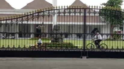 Presiden Bermain Sepeda Bersama Cucu di Yogyakarta