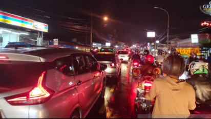 Sabtu Malam Jalur Puncak Padat