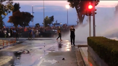 Polisi Yunani Tembak Gas Air Mata Bubarkan Ribuan Pengunjuk Rasa Anti Vaksin