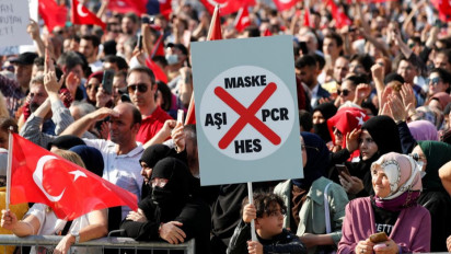 Ribuan Warga Turki Menentang Vaksinasi dan Aturan Pembatasan