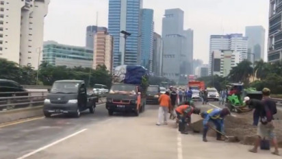 Ada Evakuasi Truk Pasir Terguling, Lalin Tol Semanggi Padat