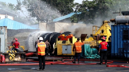 Asap di Terminal Petikemas Tanjung Priok dari Ban Bekas