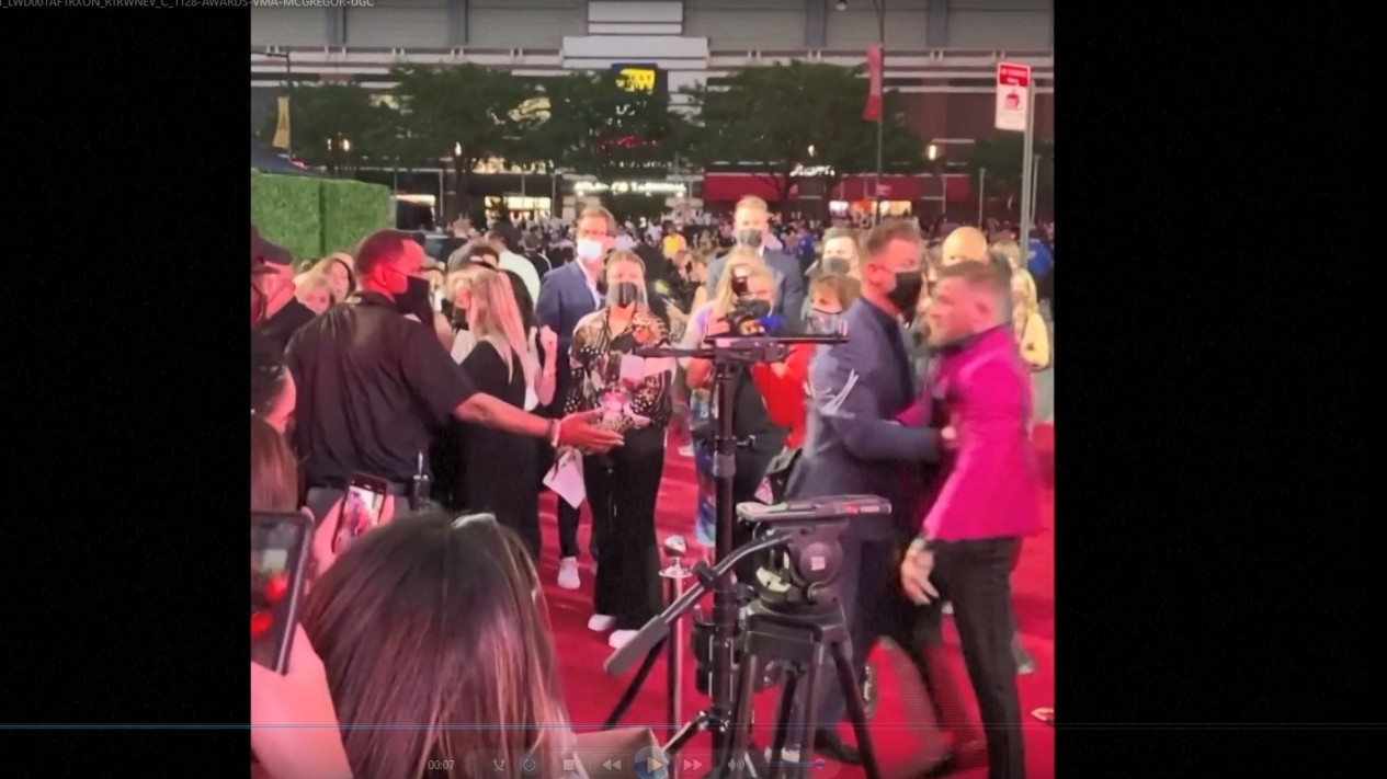 Conor McGregor dan Machine Gun Kelly Bertengkar di Ajang MTV Video Music Awards
            - galeri foto