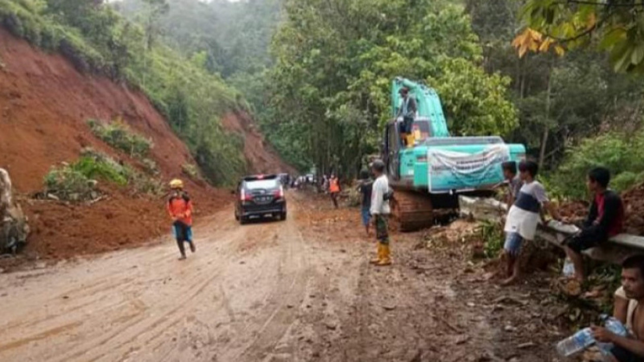 Poros Mamuju-Majene Berlakukan Buka Tutup Akibat Longsor
            - galeri foto