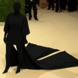 Heboh, "Siluet" Kim Kardashian di Met Gala 2021