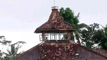 Tersambar Petir, Masjid di Sukabumi Rusak Berat