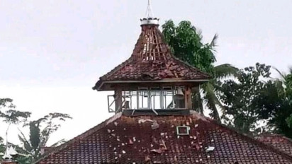 Tersambar Petir, Masjid di Sukabumi Rusak Berat