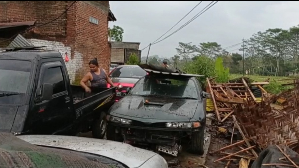 Angin Puting Beliung Terjang Kabupaten Blitar
            - galeri foto
