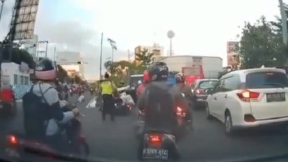 Viral Video Polisi Dorong Pengendara Motor Hingga Jatuh