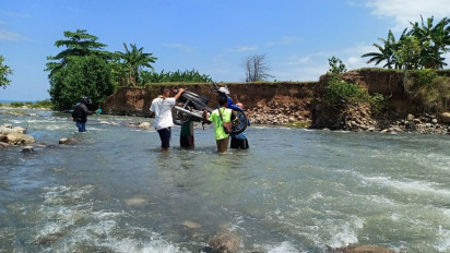 Ironi Infrastruktur di Manggarai Timur, Pikul Motor Seberangi Sungai 