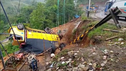 Truk Bermuatan Batu Terjun Ke Jurang di Tanjakan Gentong Tasikmalaya