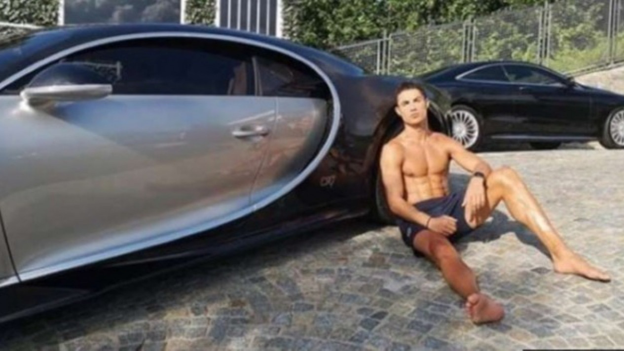 Wow! Ini Deretan Mobil Mewah Milik Ronaldo
            - galeri foto