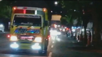 Viral Truk Sembako Ugal-Ugalan di Jalanan Surabaya