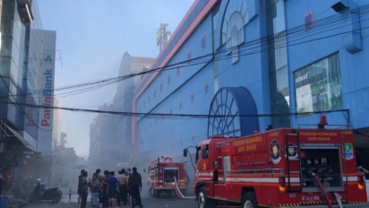 Petugas Damkar Sesak Napas saat Padamkan Kebakaran Plaza Pondok Gede yang Minim Ventilasi