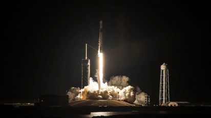 SpaceX Meluncur ke Angkasa Dengan 4 Astronot "Turis" Pertama